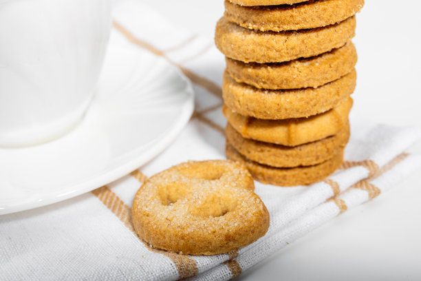 白色背景上的丹麦饼干与白色咖啡杯中的新鲜美式咖啡，隔离，早餐，糕点，美味的黄油饼干，食品目录照片，床上的咖啡图片下载