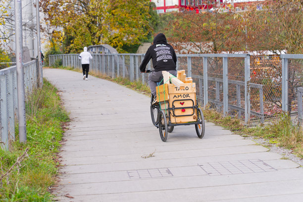 瑞士苏黎世秋日的风景，脚桥上骑自行车的人和慢跑者穿过。照片拍摄于2024年11月18日，瑞士苏黎世。图片下载
