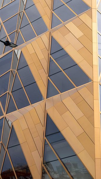 俄罗斯叶卡捷琳堡办公大楼的墙面。现代建筑设计。竖版图片图片下载