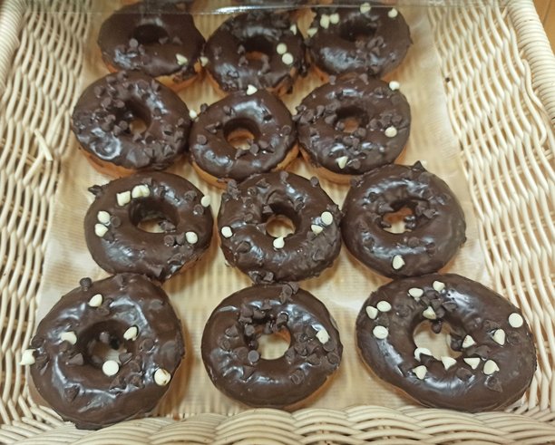 一个装有巧克力甜甜圈的篮子特写照片。图片下载