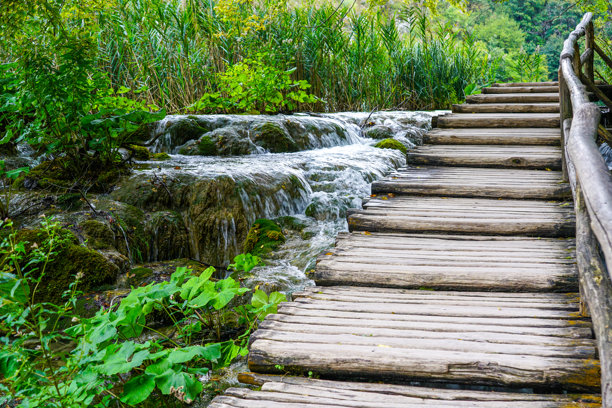 普利特维采湖国家公园步道上拍摄的美丽瀑布的低快门速度照片图片下载