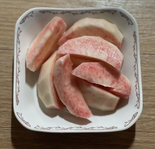 切片桃子，展示其多汁、嫩滑的果肉和鲜艳的颜色。非常适合夏季食谱或水果相关设计，这张图片突显了这种美味水果的清爽口感和吸引力。图片下载