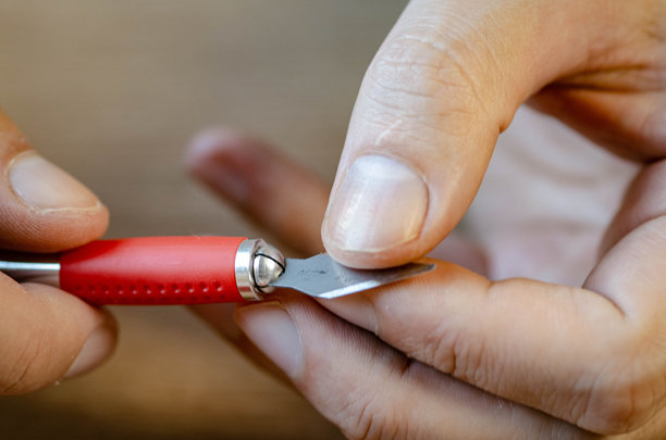 男子正在使用木工工具制作一个小房子的木制模型 - 小屋 - 库存照片图片下载