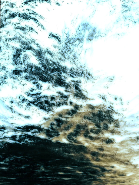 陡峭山坡的抽象图像，覆盖着冰雪和冰块，以及一条泥土攀登路线（经过修饰和色彩处理的素材）图片下载