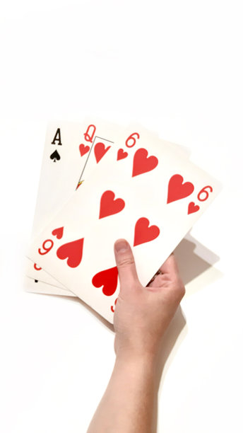 手和扑克牌，扑克，牌型。赌场，赌博，娱乐。白色背景，空白空间，彩色照片图片下载