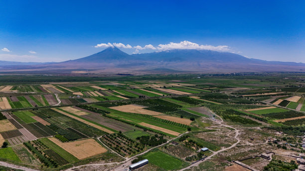 美丽的阿拉拉特山景观，壮丽的山脉风光，亚美尼亚，航拍照片图片下载