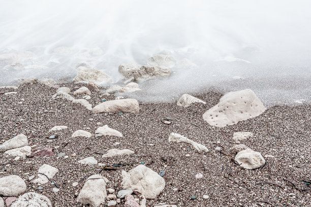 沙滩与白色浪花的特写。泡沫海岸线。适用于出版、海报、日历、帖子、屏保、壁纸、明信片、横幅、封面、网站的海景。高质量照片图片下载