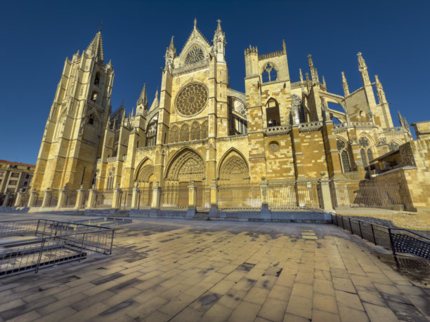 莱昂大教堂的哥特式外立面，莱昂 - 股票照片图片下载