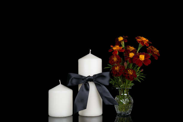 黑色背景上的美丽花朵和蜡烛照片图片下载