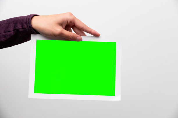 女孩手中的相框。特写一张照片，周围有白色框架，背景为白色，留有布局空间。图片下载