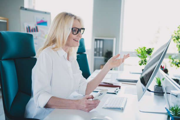 成功的女企业家穿着正式的白衬衫和眼镜，与项目经理进行重要对话的照片图片下载