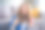 可爱的女孩美容博主在室内平坦的地方宣传销售化妆品精华液的照片图片下载