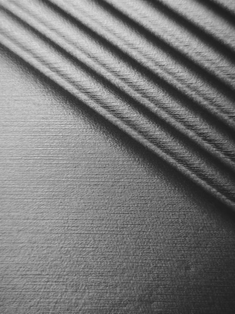 现代黑色背景配有流畅的几何线条。非常适合奢华品牌、优雅广告、促销内容、营销活动、化妆品、运动、商业和科技。图片下载