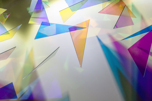 色彩斑斓的透明塑料三角形抽象背景照片图片下载