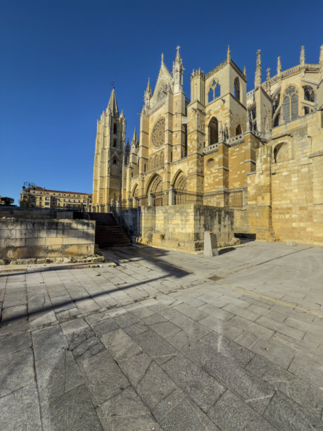 莱昂大教堂的哥特式外立面，莱昂 - 股票照片图片下载