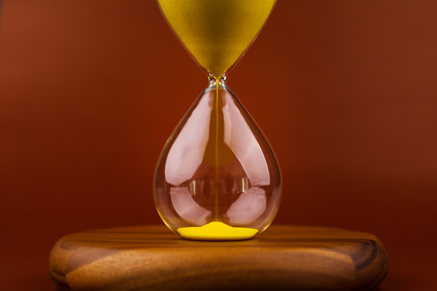 工作室中的沙漏照片，时间、日常生活和衰老过程的概念。图片下载