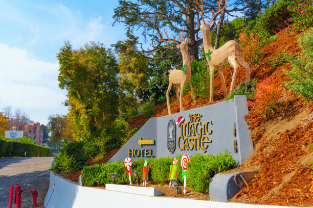 节日装饰的魔法城堡入口图片下载