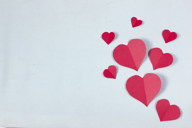 浪漫的红色心形图案在白色背景上：情人节图片图片下载