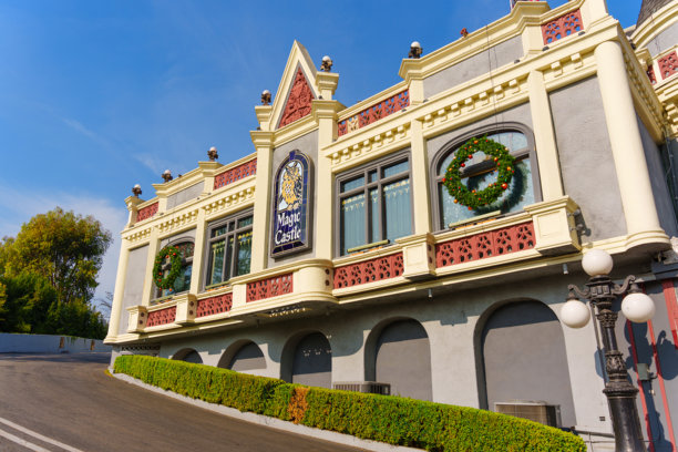 洛杉矶的魔法城堡外观装饰着圣诞节装饰品图片下载