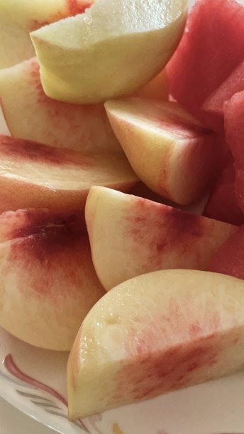 切片桃子，展示其多汁、嫩滑的果肉和鲜艳的色彩。非常适合夏季食谱或水果相关设计，这张图片突显了这种美味水果的清新口感和吸引力。图片下载