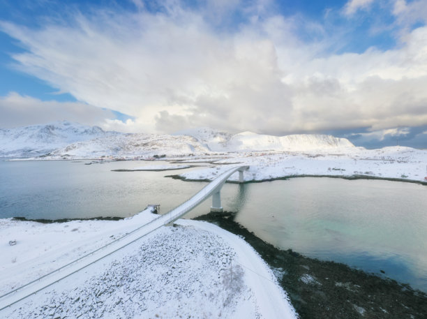 挪威洛福敦群岛的鸟瞰图。北方旅行。连接岛屿的汽车桥。冬季自然风光的空中景观。无人机拍摄的风景。适合明信片、背景和壁纸的照片。图片下载