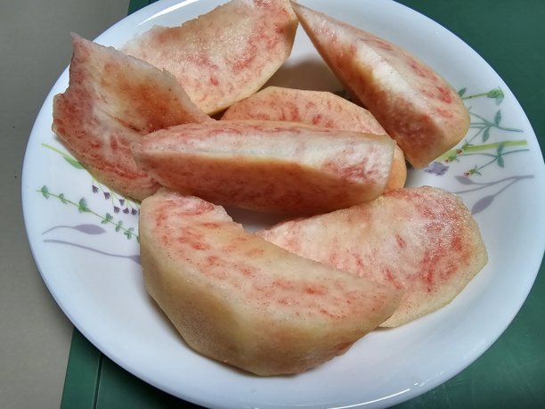 切片桃子，展示其多汁、嫩滑的果肉和鲜艳的色彩。非常适合夏季食谱或水果相关设计，这张图片突显了这种美味水果的清新口感和吸引力。图片下载