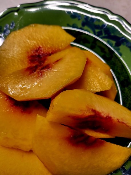 切片桃子，展示其多汁、嫩滑的果肉和鲜艳的颜色。非常适合夏季食谱或水果相关设计，这张图片突显了这种美味水果的清新口感和吸引力。图片下载