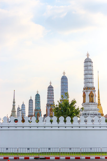 泰国美丽寺庙的照片，背景是蓝天和人们。图片下载