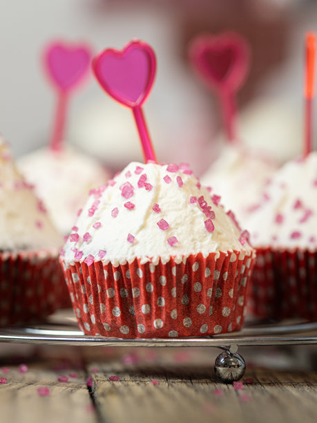 情人节装饰和心形装饰的杯子蛋糕图片图片下载