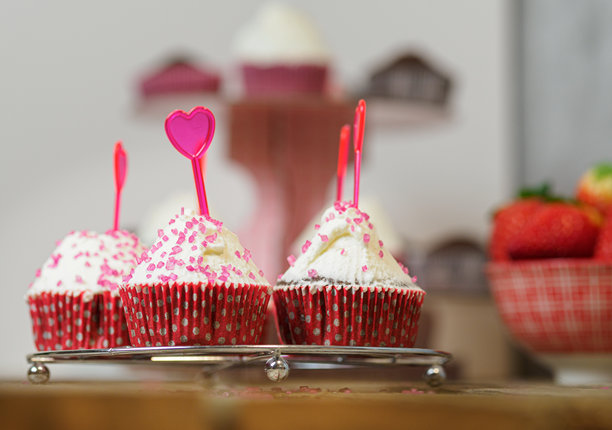 情人节装饰和心形装饰的杯子蛋糕图片图片下载