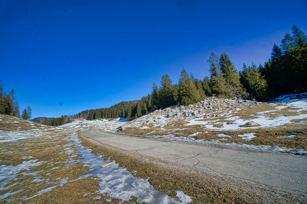 意大利北部维琴察的多洛米蒂阿尔卑斯山脉，河流风景，作为背景的照片图片下载