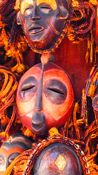 垂直照片展示了一面挂在墙上的非洲木制面具图片下载