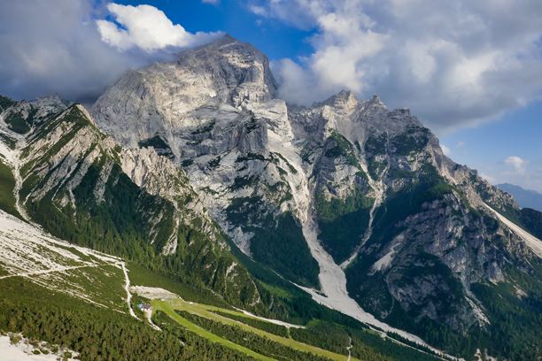 阿尔卑斯山的山脉，作为背景的照片，意大利多洛米蒂山脉的秋天图片下载