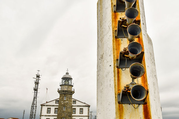 教堂的塔楼，作为背景的照片，位于西班牙欧洲阿斯图里亚斯公国的沉默海滩。图片下载