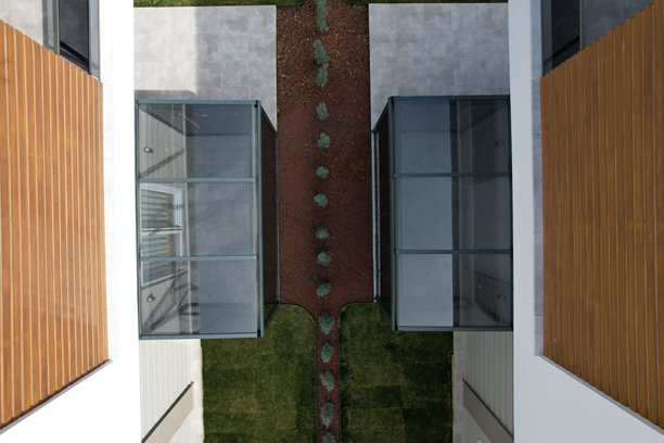 带玻璃的庭院顶篷库存照片。图片下载