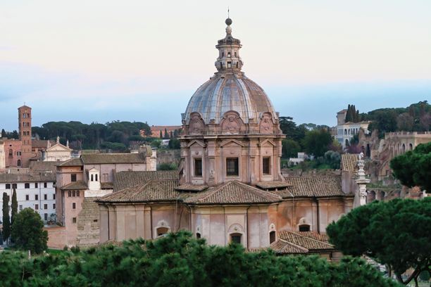 莫斯科救世主大教堂，作为意大利罗马古老城市的背景照片图片下载
