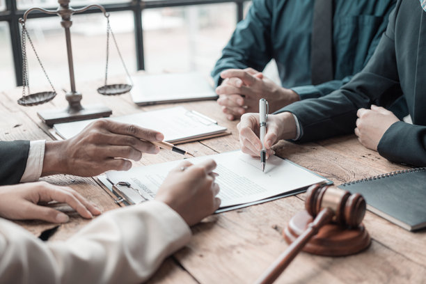 律师为夫妇提供关于购买出租房屋的法律建议。财务顾问与投资合同、抵押贷款、房地产的特写照片。图片下载