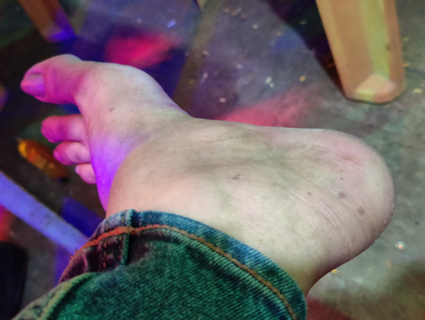 一张男人腿部特写照片图片下载