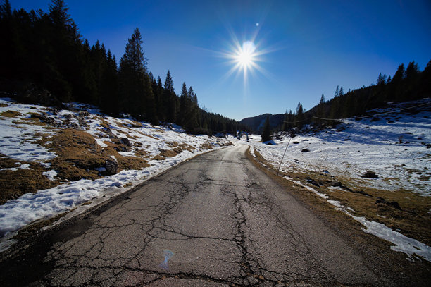 意大利北部维琴察的多洛米蒂阿尔卑斯山脉中的公路，作为背景的照片图片下载