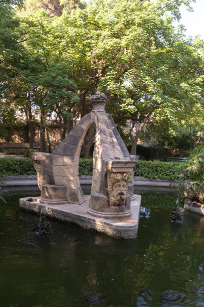 马耳他圣安东花园的喷泉之一，竖版照片。图片下载