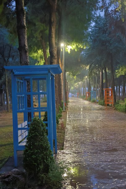 绿色长椅上的雨水 高质量照片图片下载