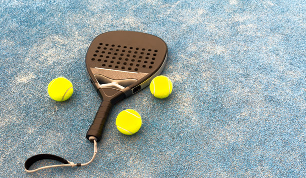 帕德尔网球拍、运动场和球。下载高质量照片以用于体育应用程序或社交媒体广告的设计。图片下载
