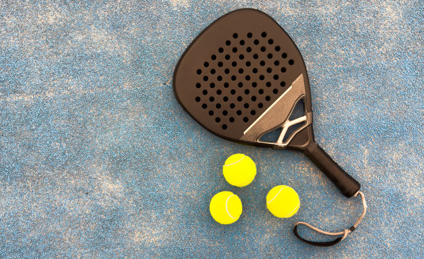 帕德尔网球拍、运动场和球。下载高质量照片以用于体育应用程序或社交媒体广告的设计。图片下载