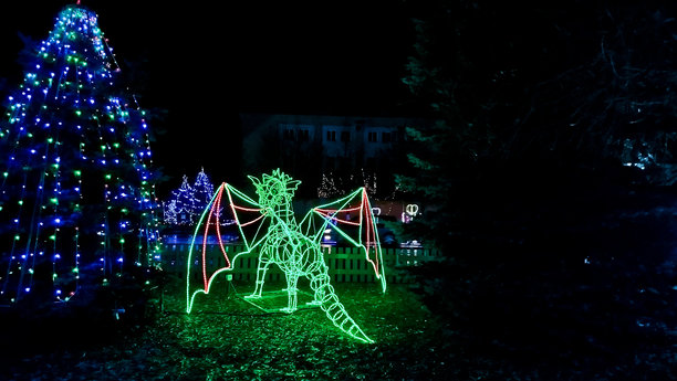 新年装置。圣诞照片区。一个大型美丽的新年玩具闪烁着圣诞灯光。图片下载