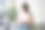 一位20多岁的日本孕妇，穿着展示肚子的衣服，坐在公寓的沙发上，肚子上放着一张小的超声波照片。图片下载