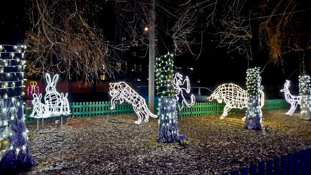 新年装置。圣诞照片区。一个大型美丽的新年玩具闪烁着圣诞灯光。图片下载