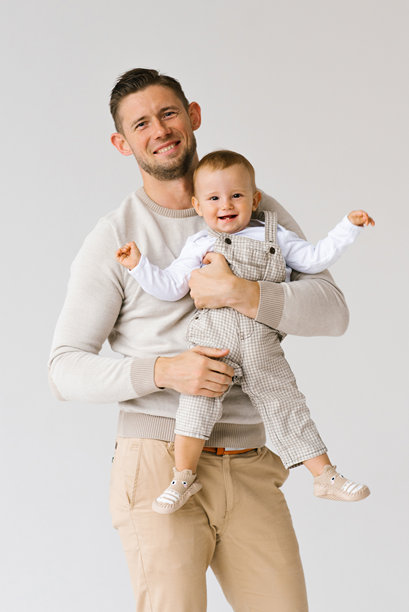 男人怀抱着一个孩子。这张照片捕捉了父亲与儿子在父亲节之间温暖而充满爱的时刻。图片下载