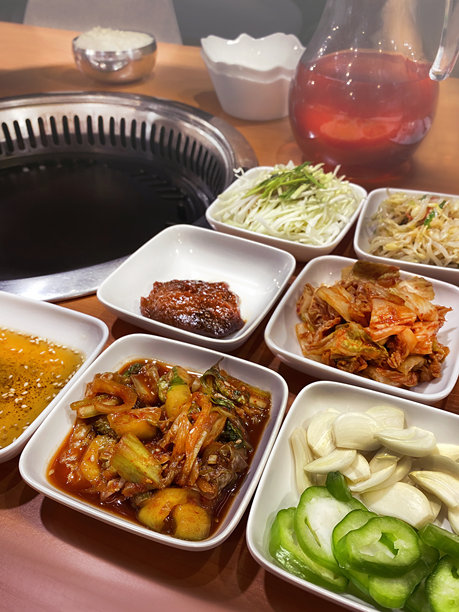 韩国餐厅。韩国烧烤和韩国小吃。竖版照片图片下载