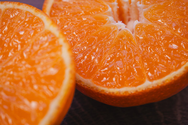切开的甜橘子特写。柑橘类水果的微距照片。图片下载