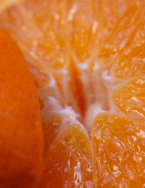 切开的甜橘子特写。柑橘类水果的微距照片。图片下载
